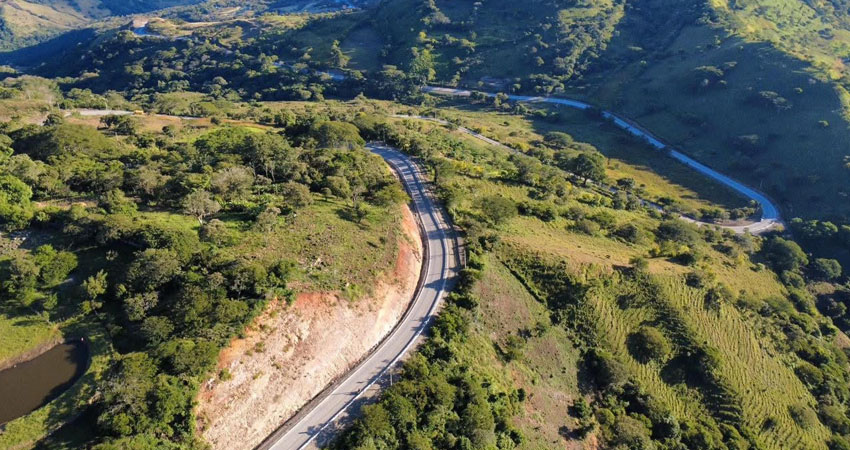 Las obras de adoquinado iniciaron en noviembre del 2023; dos años después la carretera está lista. Foto: Red de Comunicadores