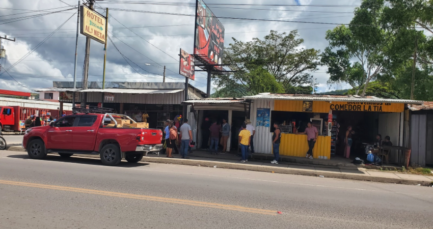 Los afectados señalan que usando métodos cuestionables fueron conducidos al local ubicado cerca de la Gasolinera Esquipulas. Gracias a un reclamo colectivo, le encargada del negocio devolvió el dinero.