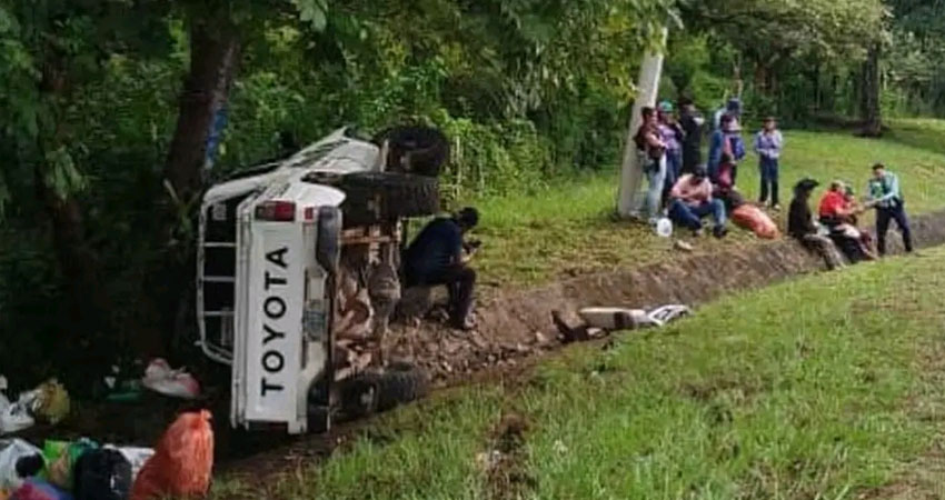 La camioneta acabó a un costado de la vía. Foto: Cortesía/Radio ABC Stereo