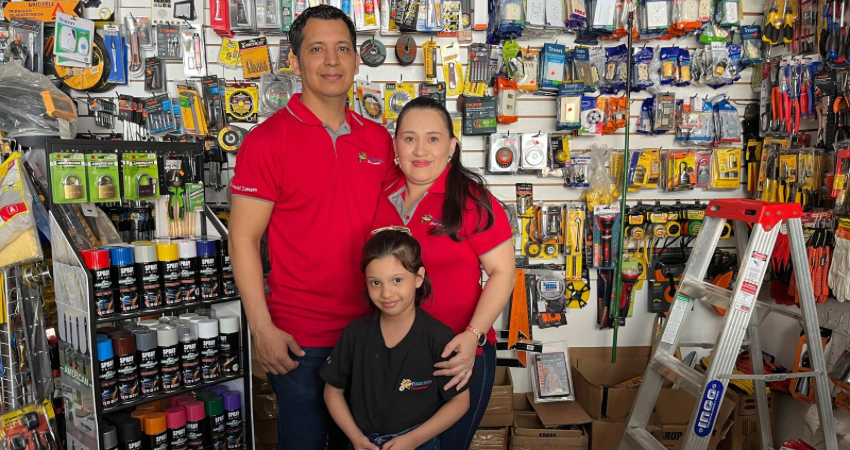 Amy Morán y Ronald Zamora, propietarios de Ferretería Shammah. Foto: Dayana González/Radio ABC Stereo