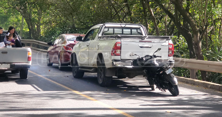 Se reportaron daños materiales en los tres vehículos. Foto: José Enrique Ortega/Radio ABC Stereo