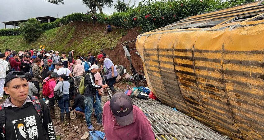 Vuelco de unidad de transporte deja un muerto y varios lesionados. Foto: Cortesía/Radio ABC Stereo