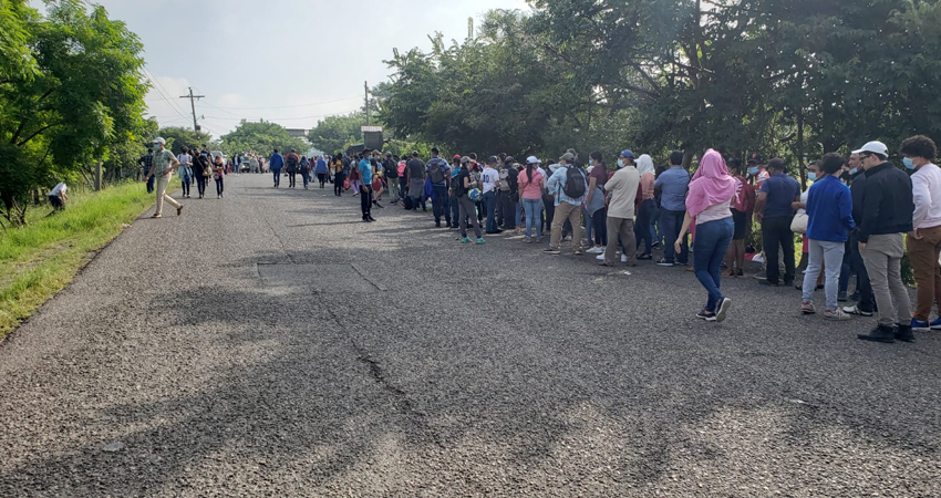 Nicaragüenses viajan a Honduras para vacunarse