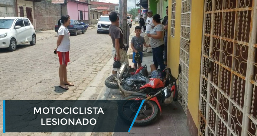 Motociclista resulta lesionado al chocar contra puerta de carro estacionado
