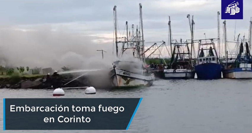 Embarcación toma fuego en Corinto