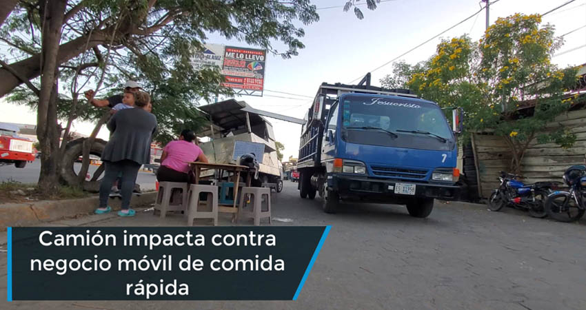 Camión impacta contra negocio móvil de comida rápida