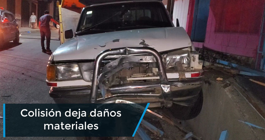 Camioneta impacta contra gradas y rótulo de un negocio de tacos mexicanos