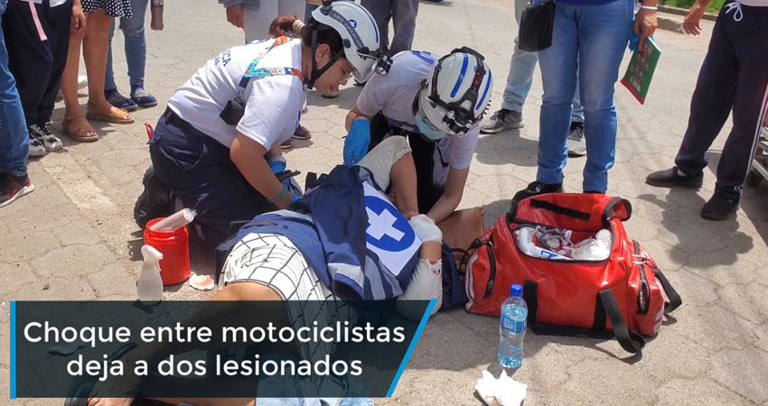Choque entre motociclistas deja a dos adultos mayores lesionados