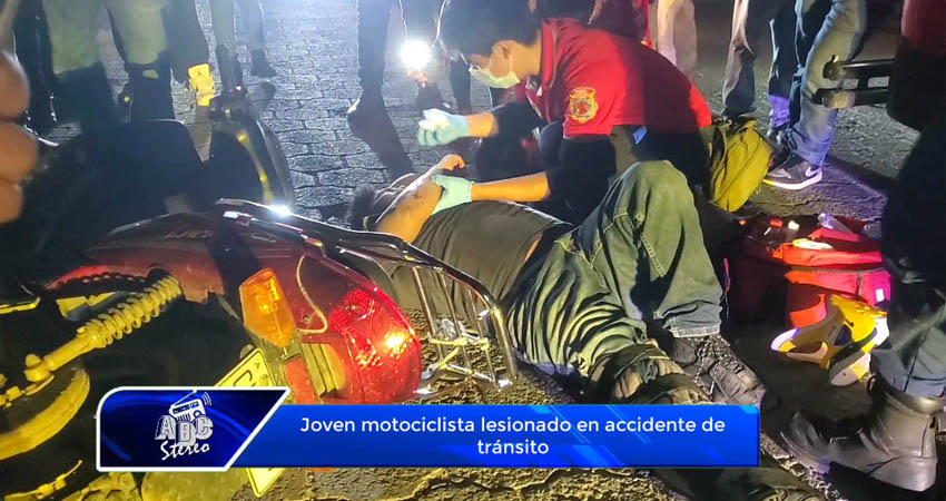 Joven motociclista sufre graves lesiones en accidente