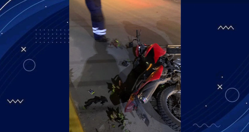 Motociclista sufre grave trauma al impactar con luminaria en Estelí