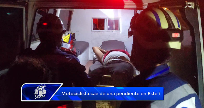 Motociclista cae de una pendiente para evitar atropellar a un niño