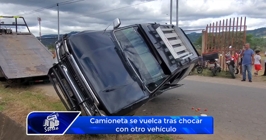 Camioneta termina volcada después de impactar contra un vehículo estacionado