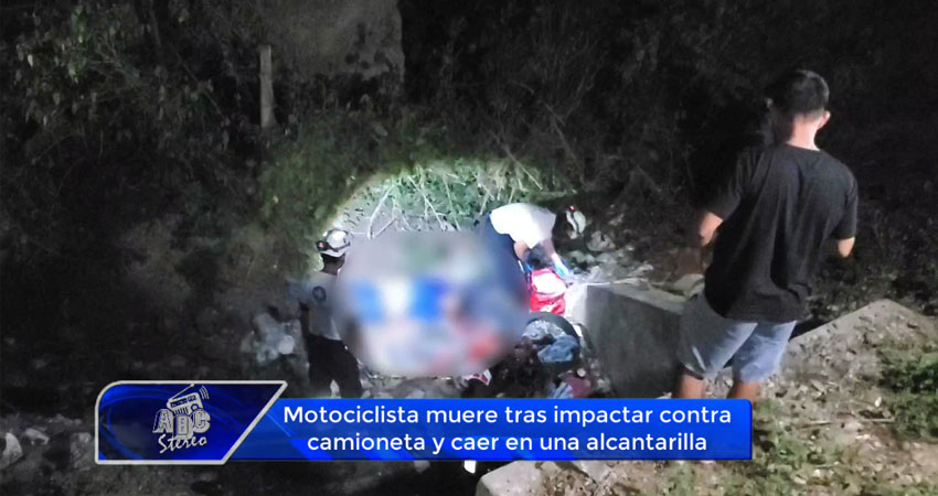Motociclista muere tras impactar contra camioneta y caer en una alcantarilla