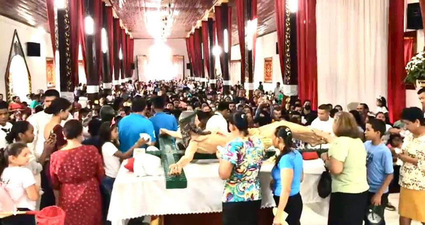 La imagen del Cristo Crucificado fue bajada de su altar en medio de repique de campanas y música de banda filarmónica. Foto: Cortesía/Radio ABC Stereo