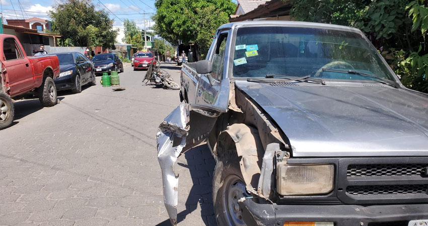Repartidor de gas impactó contra una camioneta. Foto: José Enrique Ortega/Radio ABC Stereo