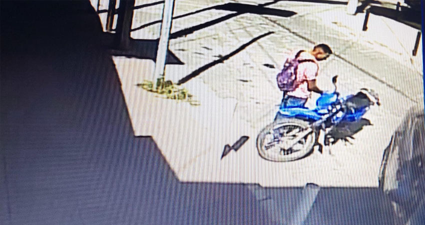 Autoridades esperan identificar al delincuente que robó la motocicleta. Foto: Captura de pantalla