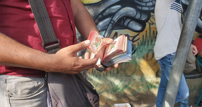 Cambistas beneficiados con el aumento de remesas. Foto: José Enrique Ortega/Radio ABC Stereo