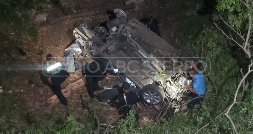 Vehículo quedó al fondo del puente San Ramón.   Foto: José Enrique Ortega