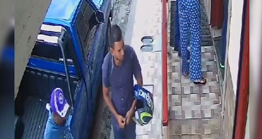 Una cámara de seguridad grabó al delincuente.      Foto: Captura de pantalla