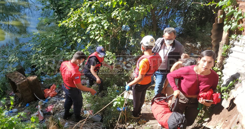 El Benemérito Cuerpo de Bomberos de Estelí recuperó el cuerpo.    Foto: José Enrique Ortega