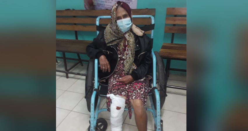 La ancianita fue atendida de emergencia en el hospital. Foto: Cortesía/Radio ABC Stereo
