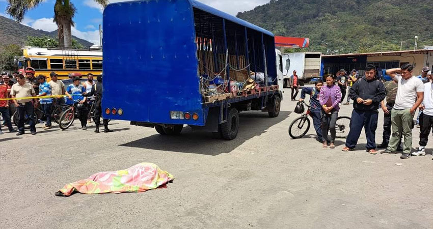 El conductor del camión se detuvo inmediatamente y se encuentra consternado ante la fatalidad. Foto: Cortesía/Radio ABC Stereo