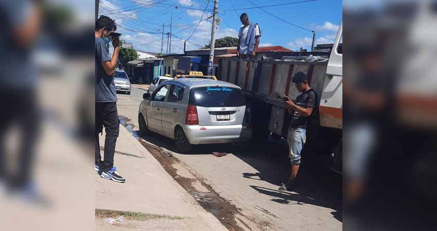 La unidad de taxi sufrió los principales daños. Foto: Rosa Angélica Reyes/Radio ABC Stereo