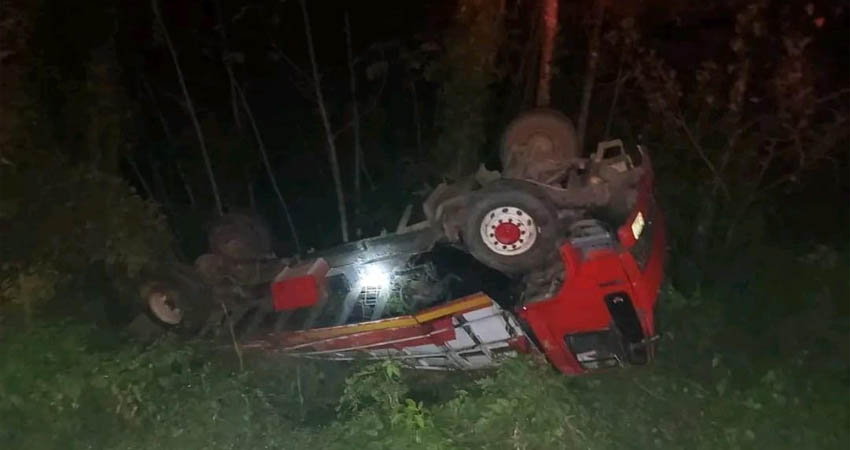 Vuelco de camión dejó una persona lesionada. Foto: Cortesía/Radio ABC Stereo