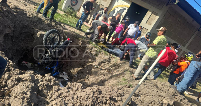 Debido a la maniobra, el motociclista cayó en un hoyo. Foto: Cortesía/Radio ABC Stereo