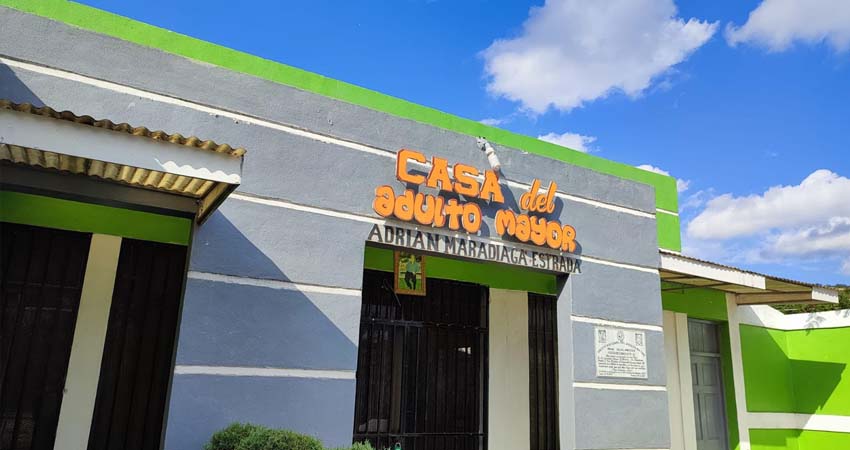 Las personas que necesiten apoyo y cumplan los requisitos pueden dirigirse a las instalaciones de la Casa del Adulto Mayor. Foto: Massiel Zeledón/Radio ABC Stereo