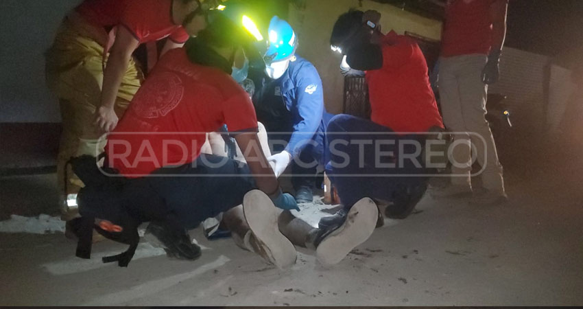 Miembros del Benemérito Cuerpo de Bomberos acudieron al lugar. Foto: José Enrique Ortega/Radio ABC Stereo