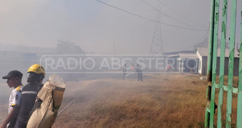 Bomberos sofocan incendio de maleza. Foto: Cortesía/Radio ABC Stereo