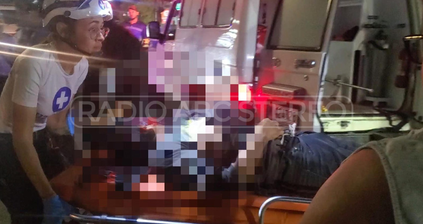 El peatón intentaba cruzar la vía cuando el motociclista lo embistió.