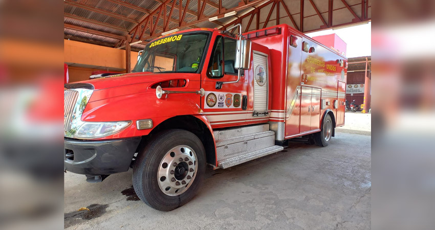 La ambulancia fue entregada por las autoridades nacionales de la Dirección General de Bomberos. Foto: Rosa Angélica Reyes/Radio ABC Stereo