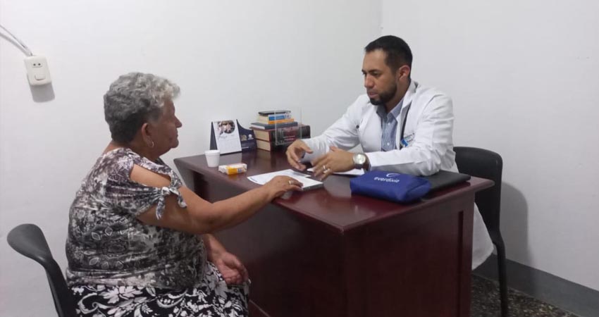 Actualmente, el doctor Howard Robleto es especialista en diabetología. Foto: Famnuel Úbeda / Radio ABC Stereo.