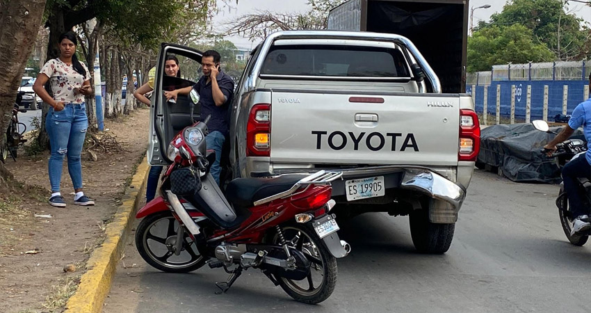 El daño causado en el bumper de la camioneta, asciende a al menos mil dólares. Foto: Rosa Angélica Reyes/Radio ABC Stereo