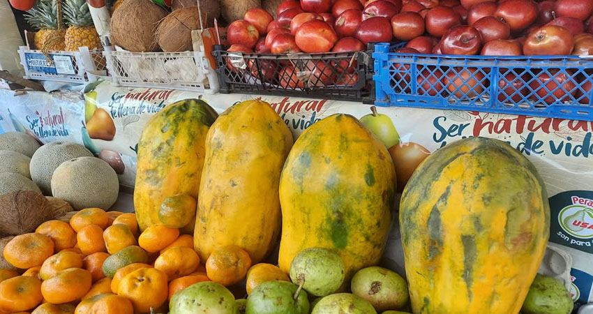 El mercado local se encuentra abastecido de variedad en frutas. Foto: Denis García / Radio ABC Stereo
