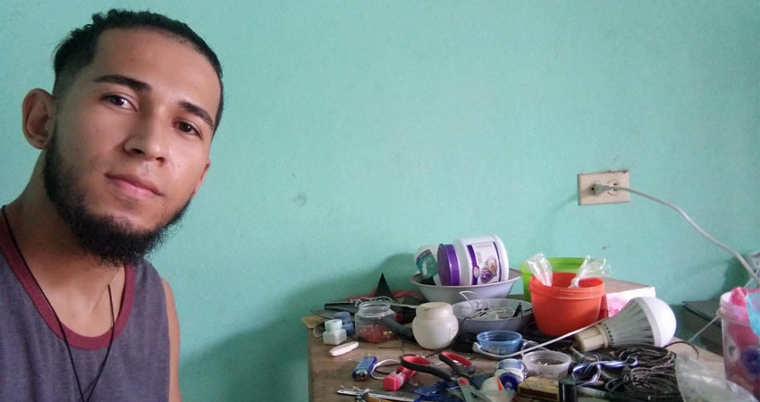Omar es técnico forestal pero a falta de empleo, decidió elaborar pulseras para vender. Foto: Famnuel Úbeda/Radio ABC Stereo