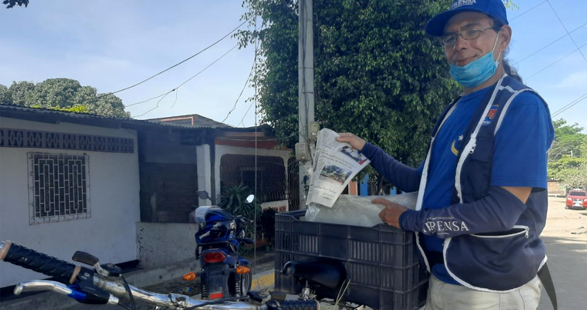 Javier González Pérez afirma que sus ventas se han reducido hasta en un 70 por ciento. Foto: Famnuel Úbeda/Radio ABC Stereo