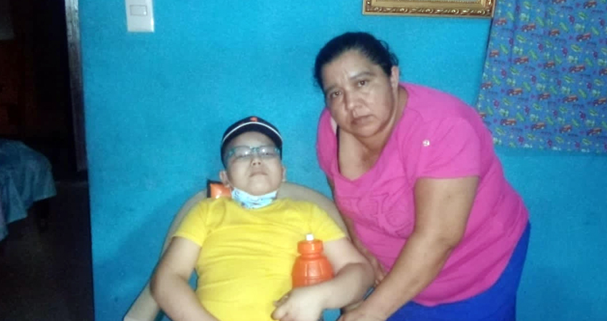 El pequeño Isaac junto a su mamá. Foto: Cortesía/Radio ABC Stereo