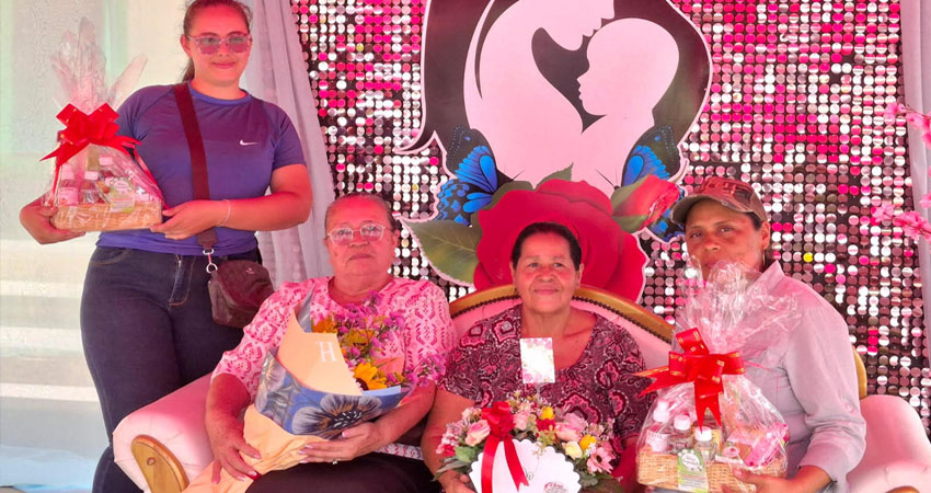 Madres emprendedoras de Estelí reciben obsequios. Foto: Cortesía/Radio ABC Stereo