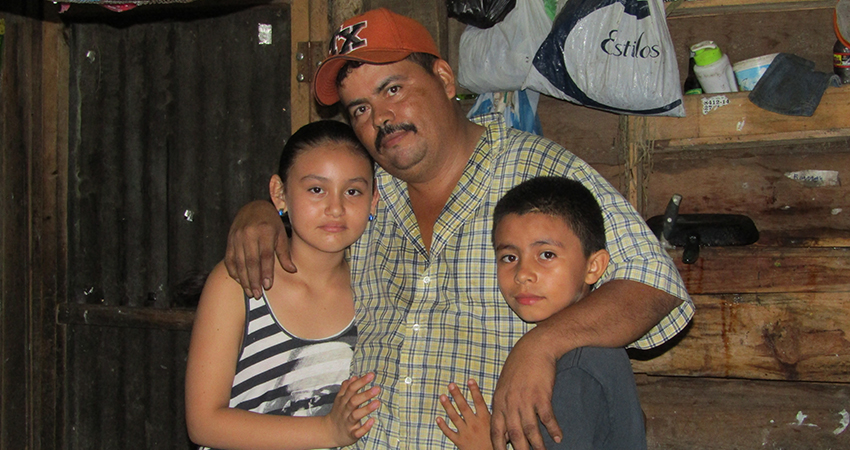 José Ramón Reyes, padre esteliano junto a sus hijos. Foto: Archivo: Famnuel Úbeda/Radio ABC Stereo