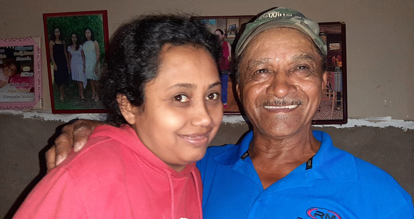 Don Filadelfo junto a su hija menor, su consentida. Foto: Famnuel Úbeda/Radio ABC Stereo