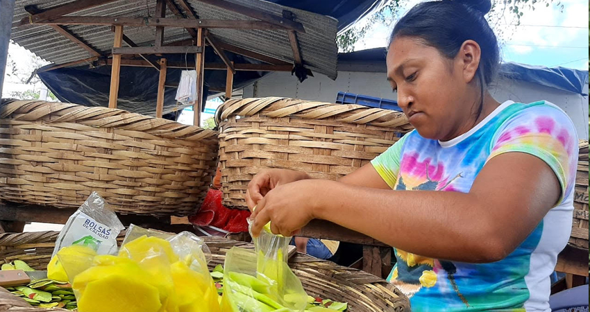 Claudia López se dedica a la venta de frutas. Foto: Famnuel Úbeda/Radio ABC Stereo