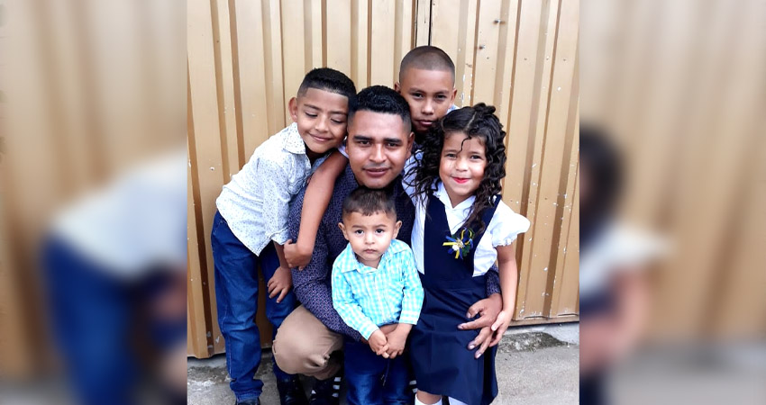 Hace aproximadamente un año falleció la esposa de Leyvin, desde entonces él se encarga de todo lo necesario para sus hijos. Foto: Famnuel Úbeda / Radio ABC Stereo