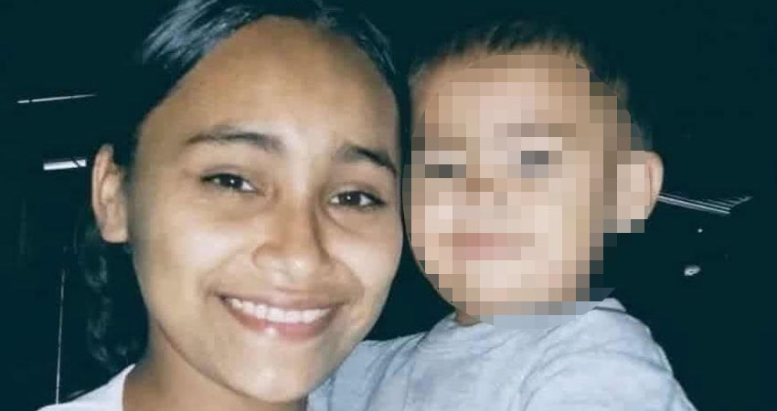 Josneylin Mixamar Gutiérrez y su hijo de dos años. Foto: Cortesía