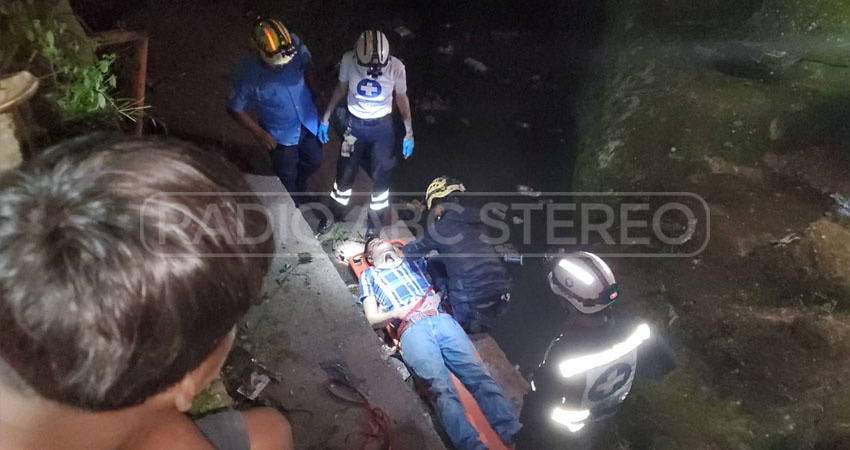 Socorristas de Cruz Blanca atendieron la emergencia. Foto: José Enrique Ortega/Radio ABC Stereo