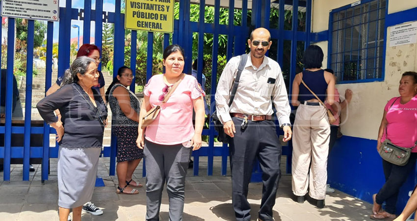 Familiares de Bladimir Flores en las afueras del complejo judicial de Estelí. Foto: Famnuel Úbeda/Radio ABC Stereo