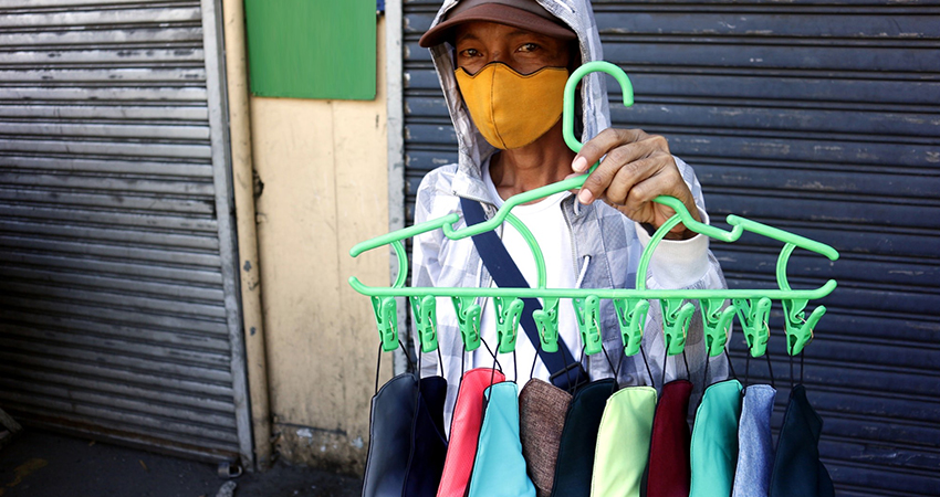 Entre los demandantes hay asistentes del hogar, guardas de seguridad y obreros del tabaco. Foto de referencia/BID