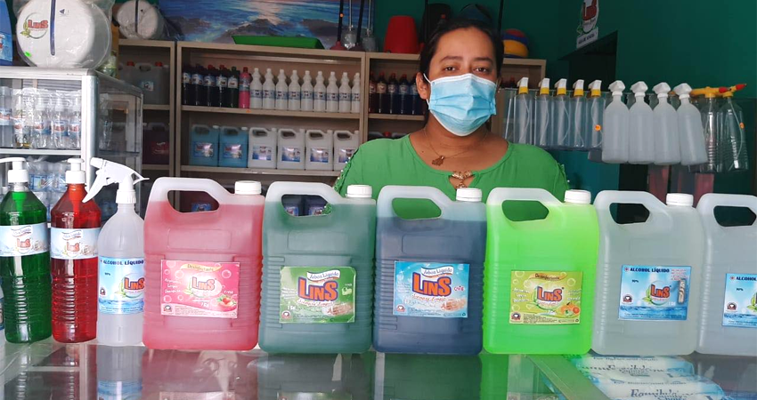 Algunas familias han tenido que ingeniárselas para conseguir los productos de limpieza y alimentos. Foto referencial.